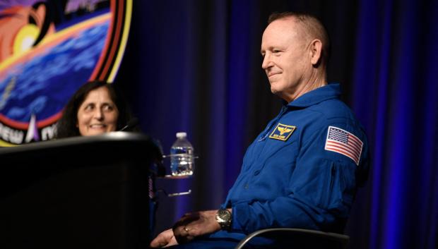 Los astronautas de la NASA Suni Williams (izq.) y Butch Wilmore responden preguntas durante la conferencia de prensa posterior al vuelo de la Tripulación 9 de SpaceX de la NASA en el Centro Espacial Johnson en Houston