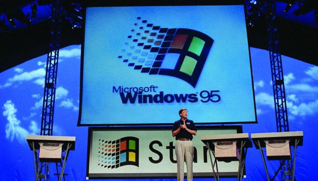 Bill Gates anuncia Windows 95 en un evento de prensa celebrado en Redmond