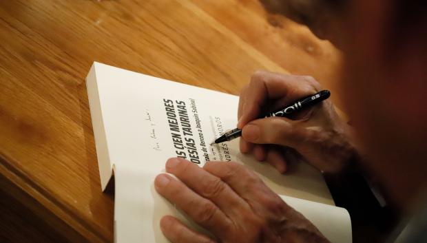 El autor firmando libros