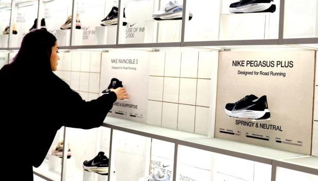 Personas comprando en una tienda Nike en la Quinta Avenida de Nueva York