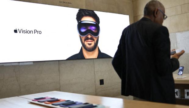 Personas comprando en una tienda Apple en Grand Central Station