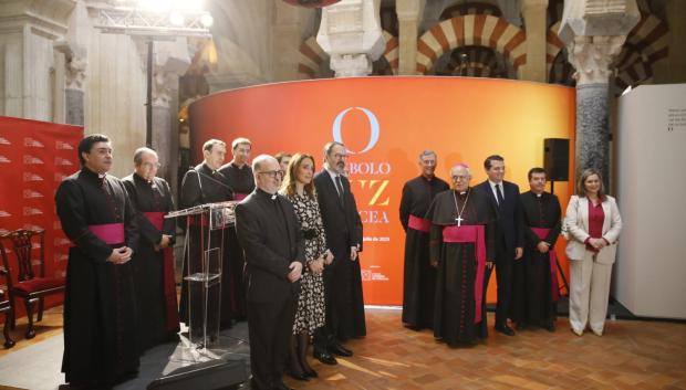 Autoridades civiles y eclesiásticas asistentes a la inauguración