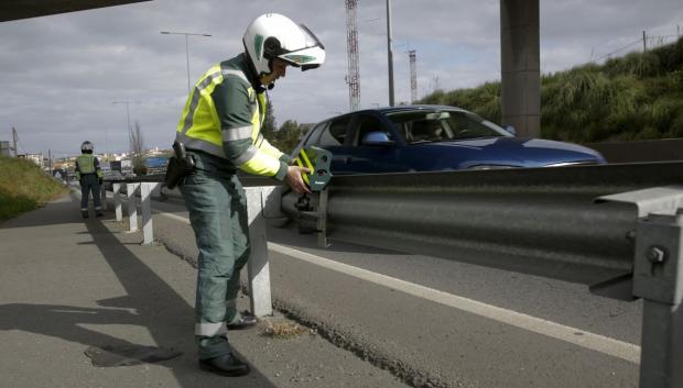 Una de sus principales misiones es controlar los radares en carretera