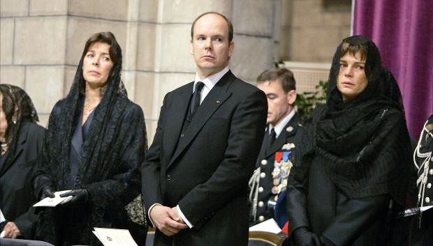 Estefanía, Alberto y Carolina de Mónaco, en el funeral de su padre en 2006