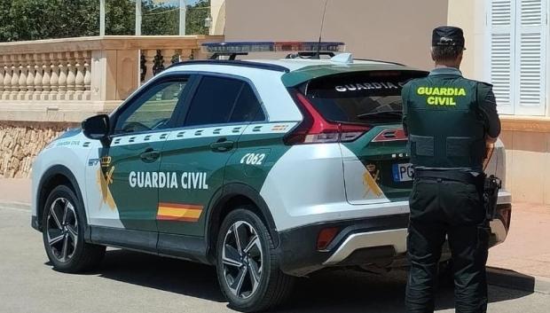 Un agente de la Guardia Civil, de espaldas
REMITIDA / HANDOUT por GUARDIA CIVIL
Fotografía remitida a medios de comunicación exclusivamente para ilustrar la noticia a la que hace referencia la imagen, y citando la procedencia de la imagen en la firma
09/6/2024