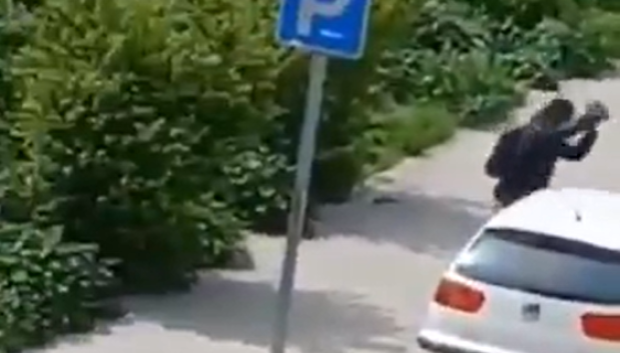 Ningún coche se resiste a la inmensa piedra