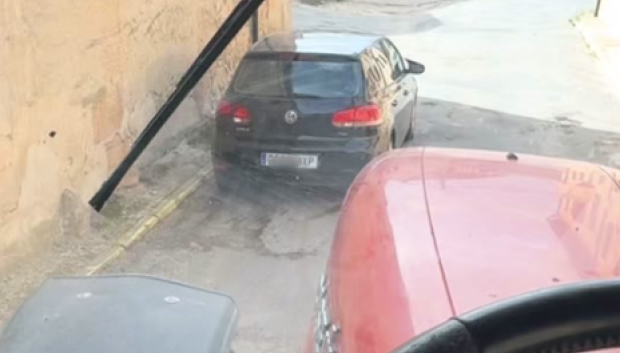 El vehículo impide por completo el paso del tractor