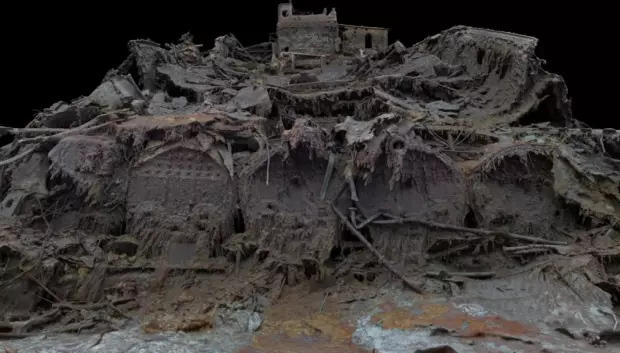 En la parte trasera de la proa se encuentra la sala de calderas, donde el barco se ha dividido en dos
