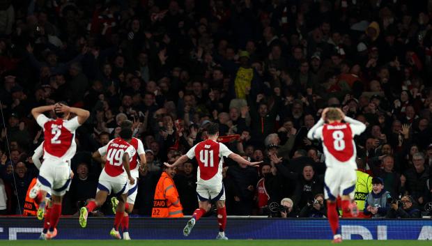 Los jugadores del Arsenal celebran un gol ante el Real Madrid