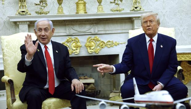 El primer ministro israelí, Benjamin Netanyahu, habla con el presidente estadounidense, Donald Trump, en el Despacho Oval