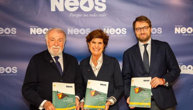 Jaime Mayor Oreja, María San Gil y Javier Martínez-Fresneda, presentan el informe