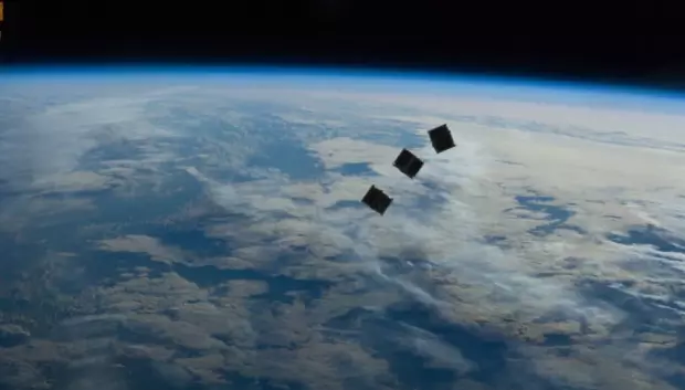 Imagen de archivo de pequeños satélites fotografiados fuera de la EEI en 2012