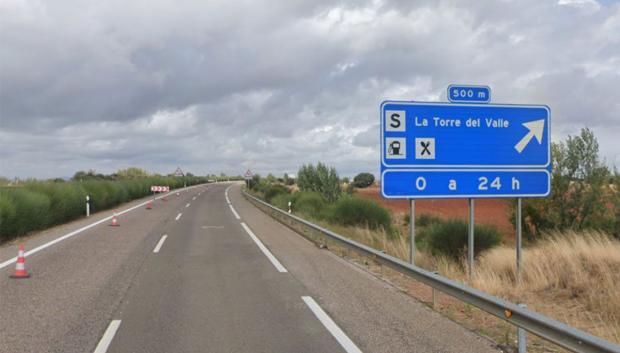 Estas señales identifican gasolineras al pie de la carretera