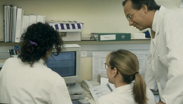 El director de IrsiCaixa, Bonaventura Clotet, junto con dos investigadoras en IrsiCaixa