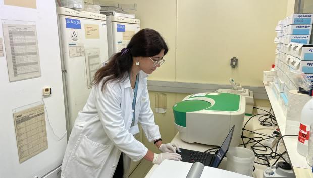 Irene González, investigadora de IrsiCaixa, con la máquina de reservorio