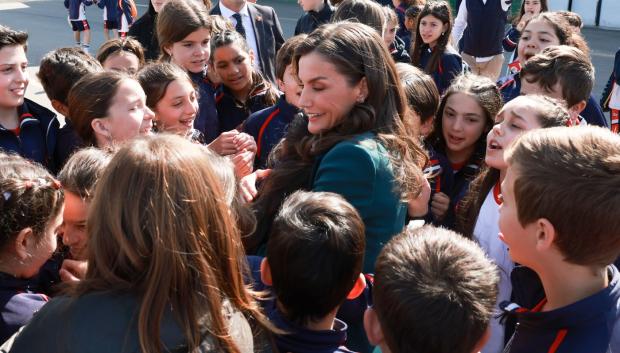 Doña Letizia, rodeada de niños a su llegada a León