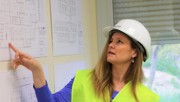 La consejera de Familia, Juventud y Asuntos Sociales, Ana Dávila, durante su visita a las obras de la Residencia Madrid Sur en Puente de Vallecas