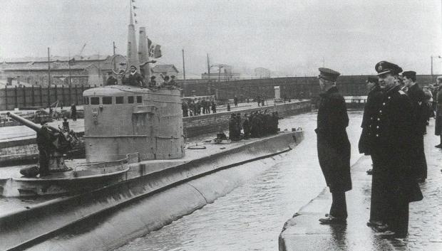 El submarino italiano Luigi Torelli llegando a la base atlántica de Burdeos, el 4 de febrero de 1941, tras su tercera patrulla de guerra