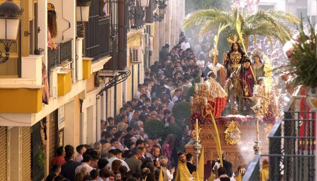 La Pollinita desfilando en procesión por las calles de Cabra