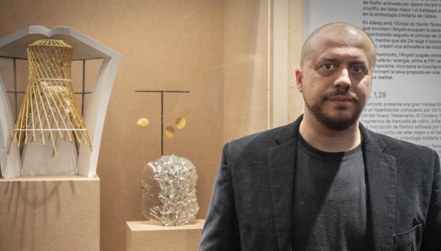 El artista Andrea Mastrovito, junto a la propuesta ganadora para el Cordero que coronará la Sagrada Familia