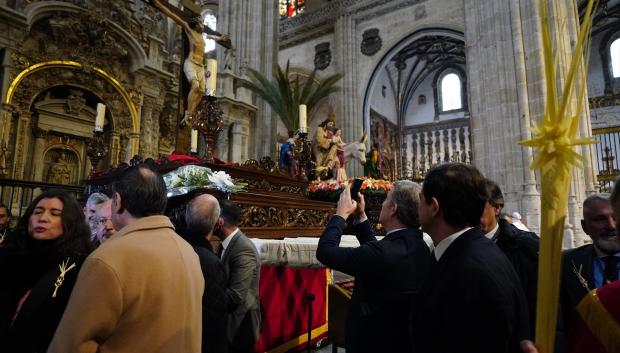Feijóo fotografía una de las imágenes en este Domingo de Ramos