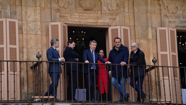 Feijóo, siguiendo la procesión de La Borriquilla de Salamanca desde un balcón