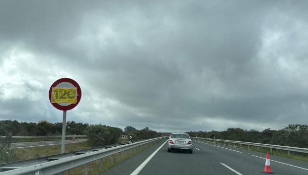 Señales de velocidad que parecen pintadas a mano...
