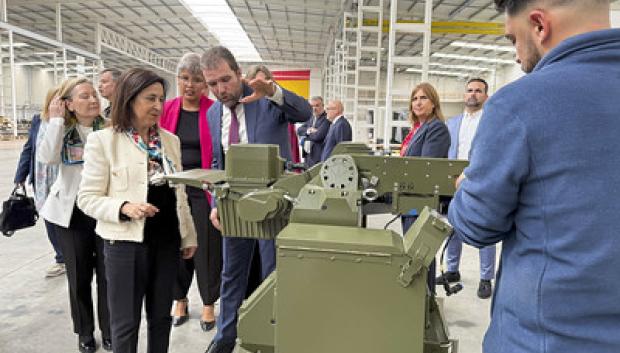 La ministra Robles con el presidente de Escribano, Javier Escribano, en las instalaciones de la empresa Escribano Mechanical & Engineering en Córdoba