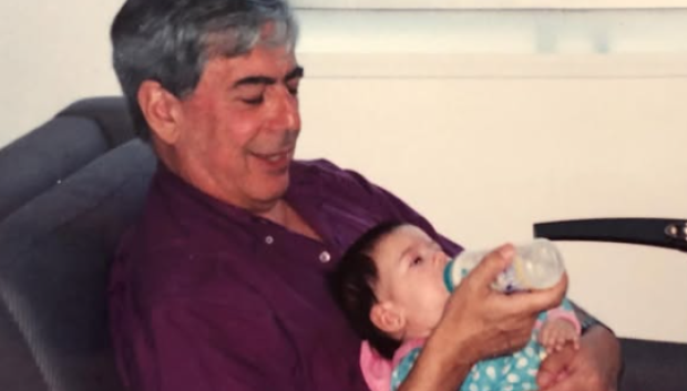 Mario Vargas Llosa y su nieta
