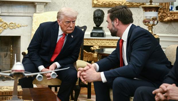 Trump y Vance durante la reunión con Bukele