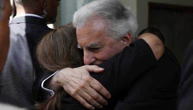 Dina Boluarte (izq.) expresa sus condolencias a Álvaro Vargas Llosa, hijo del fallecido escritor peruano