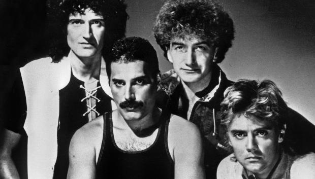 Los integrantes de Queen Brian May, Freddie Mercury, John Deacon y Roger Taylor en 1990