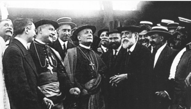 Gaudí visita la Sagrada Familia junto al nuncio Ragonesi, en 1915