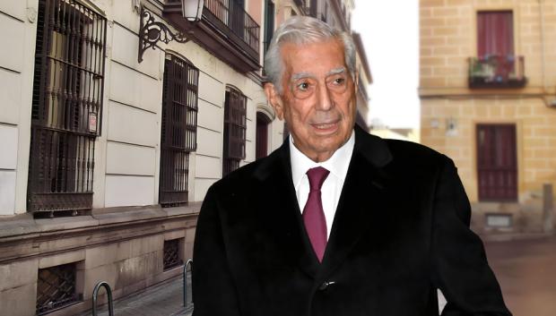Vargas Llosa, junto a la calle Flora, donde se encuentra la que ha sido su casa en Madrid