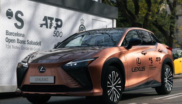Lexus RZ expuesto en la pista Rafa Nadal del Conde de Godó