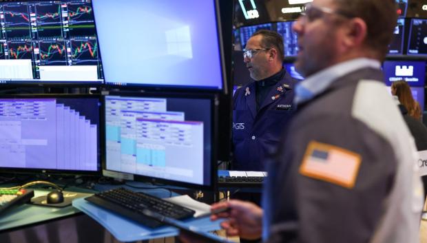 Operadores trabajan en el parqué de la Bolsa de Valores de Nueva York (NYSE)