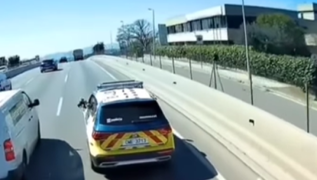 El policía hace indicaciones al conductor