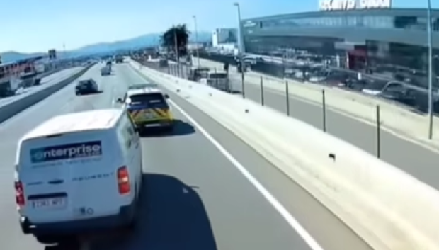 La furgoneta se pega al coche patrulla