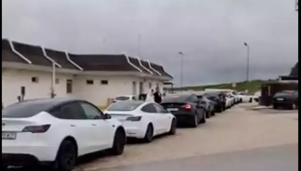 La cola de vehículos Tesla se hizo famosa