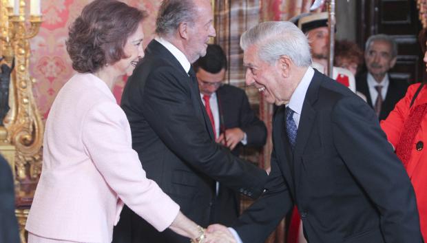LOS REYES DE ESPAÑA JUAN CARLOS I Y SOFIA DE GRECIA JUNTO A MARIO VARGAS LLOSA DURANTE UNA AUDIENCIA A UNA REPRESENTACION DEL MUNDO DE LAS LETRAS
22/04/2010
MADRID