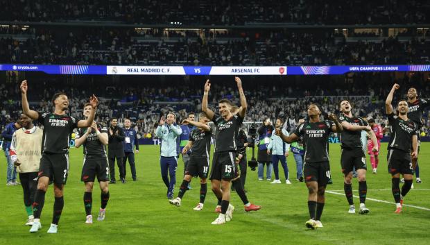 Los jugadores del Arsenal celebran su victoria a la finalización del partido