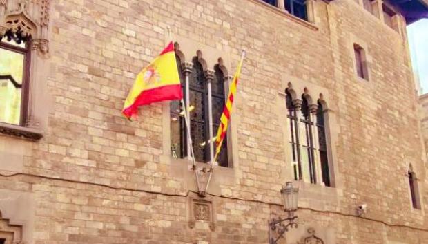 Fachada de la Casa dels Canonges, con las banderas española y catalana