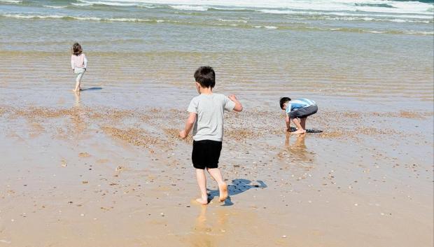 Los Hijos de Irene Montero al sol en la playa