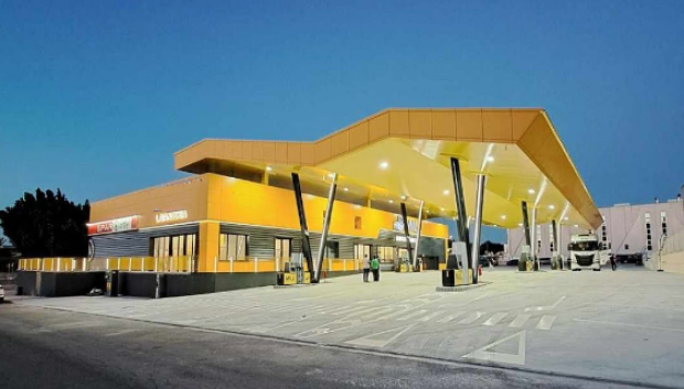 Conviene huir de las gasolineras nuevas de diseño con cafetería 24 horas