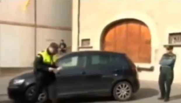 El miembro de la Policía Municipal multa el coche en presencia de un Guardia Civil