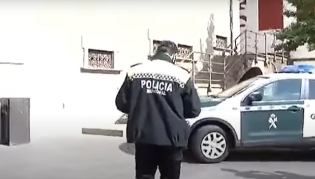 El agente rellena el boletín minuciosamente