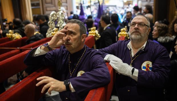 Varios costaleros aguardan para ver si pueden salir en la procesión de Jesús Nazareno de Medinaceli durante el Viernes Santo, a 18 de abril de 2025, en Madrid (España)
