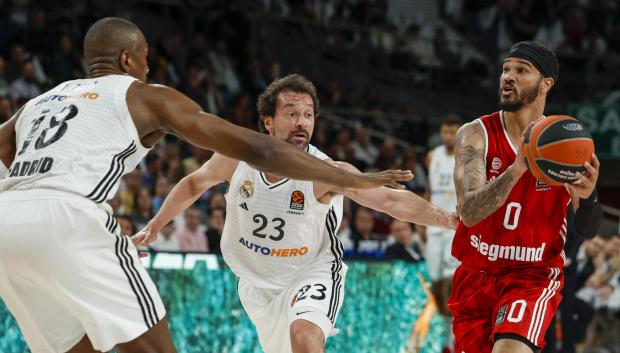 El escolta del Bayern, Nick Weiler-Babb, con el balón ante el alero del Real Madrid, Sergio Llull