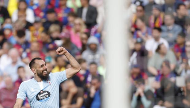 Borja Iglesias le marcó tres goles al Barcelona