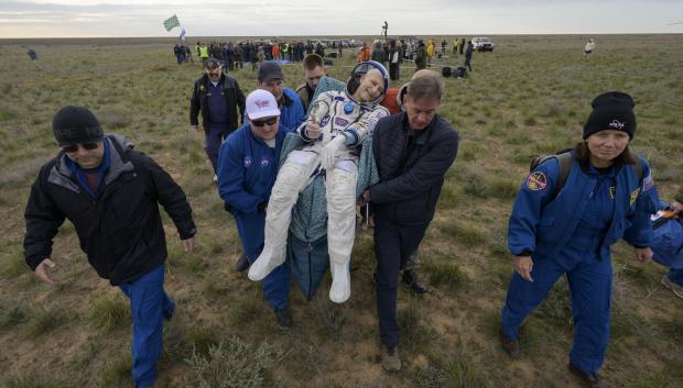 El astronauta de la NASA Don Pettit siendo trasladado a una tienda médica poco después de que él y los cosmonautas de Roscosmos Alexey Ovchinin e Ivan Vagner aterrizaran en su cápsula espacial Soyuz MS-26